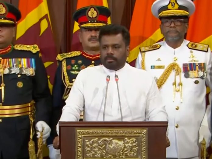 ජනපති ජනතාව අමතා ‘ප්‍රජාතන්ත්‍රවාදය වෙනුවෙන් උපරිම කැපීම් කරනවා’ යයි පවසයි.