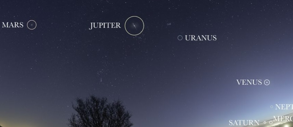 Stunning Photo Captures 7 Planets in a Line Over Earth